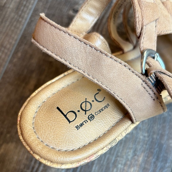 b.o.c. Tan Strappy Sandals with flower heel Women’s Size 9 - Picture 3 of 12
